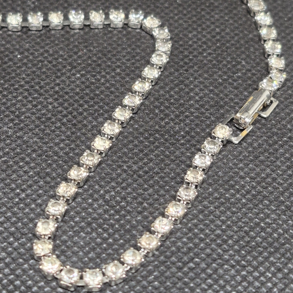 VINTAGE Clear Rhinestones in Silver Tone Setting Tennis Necklace - Picture 9 of 16